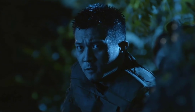Underground storm - Episode 66: Colonel Ha was hit by a bullet, Hai Trieu handcuffed himself as a hostage - Photo 8.