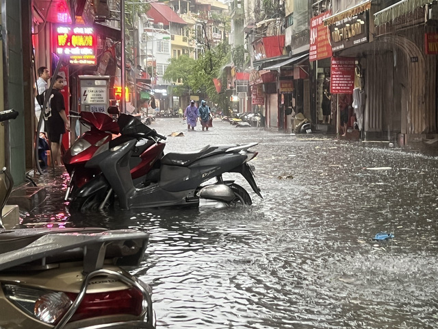 Mưa lớn, nhiều tuyến phố Hà Nội chìm trong biển nước - Ảnh 5.