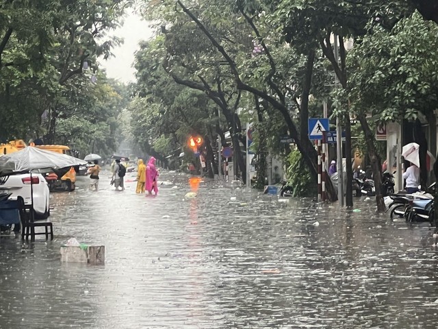 Mưa lớn, nhiều tuyến phố Hà Nội chìm trong biển nước - Ảnh 11.