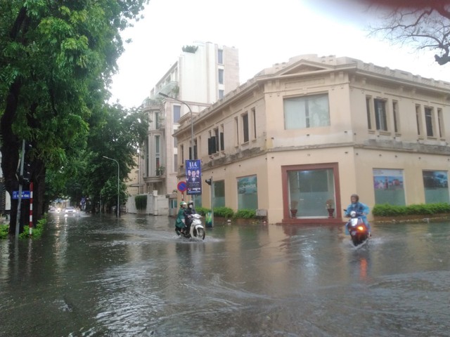 Mưa lớn, nhiều tuyến phố Hà Nội chìm trong biển nước - Ảnh 8.