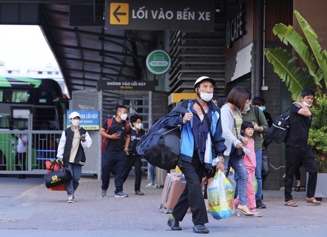 Người dân ùn ùn quay trở lại Hà Nội dù chưa kết thúc kỳ nghỉ lễ 30/4-1/5 - Ảnh 8.