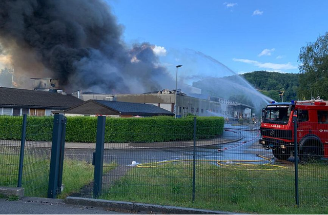 Fire engulfed an industrial building in Switzerland, 7 people had to be treated for smoke inhalation - Photo 2.