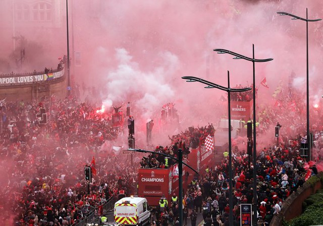 Missing the Champions League trophy, Liverpool are still welcomed as heroes - Photo 13.