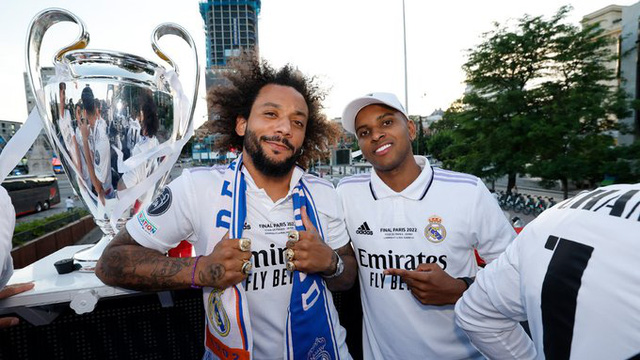 Real Madrid parade to celebrate the Champions League championship - Photo 6.