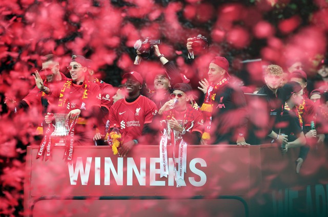 Bỏ lỡ cúp Champions League, Liverpool vẫn được chào đón như những người hùng - Ảnh 12.