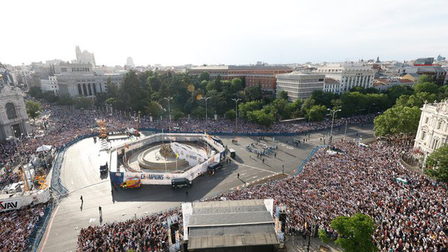 Real Madrid parade to celebrate the Champions League victory - Photo 4.