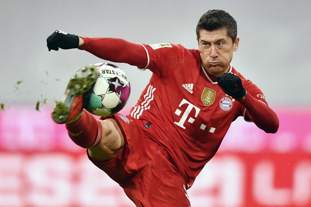 Lewandowski: It is difficult to say that I will play for Bayern next season - Photo 2.