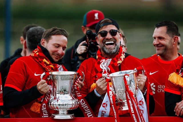 Bỏ lỡ cúp Champions League, Liverpool vẫn được chào đón như những người hùng - Ảnh 11.
