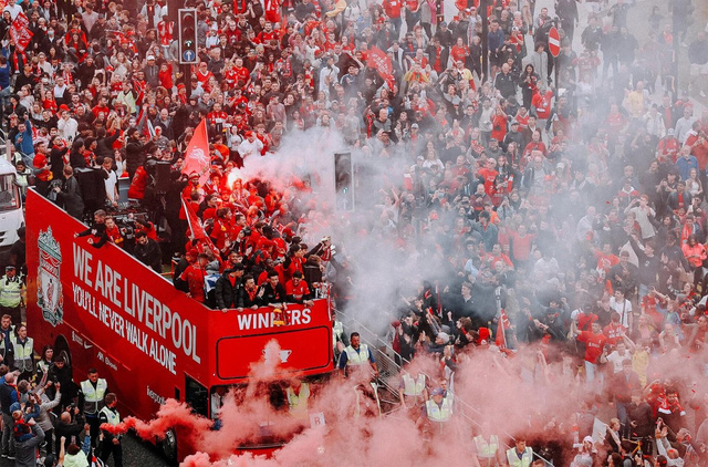 Bỏ lỡ cúp Champions League, Liverpool vẫn được chào đón như những người hùng - Ảnh 10.