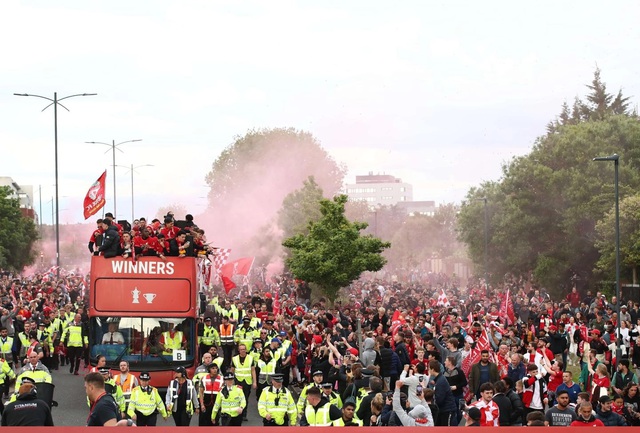 Bỏ lỡ cúp Champions League, Liverpool vẫn được chào đón như những người hùng - Ảnh 4.