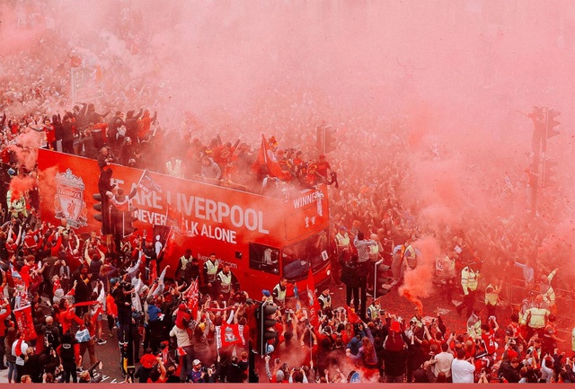 Bỏ lỡ cúp Champions League, Liverpool vẫn được chào đón như những người hùng - Ảnh 3.