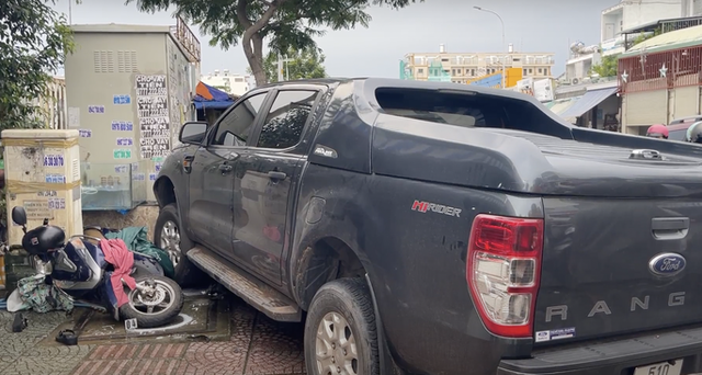 Xe bán tải tông loạt xe máy ở TP Hồ Chí Minh, 4 người bị thương - Ảnh 1.