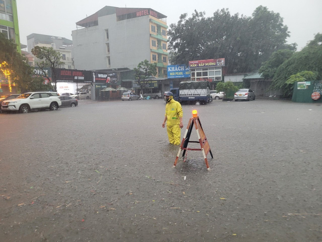 Hà Nội mưa lớn, công nhân thoát nước căng mình điều tiết chống ngập - Ảnh 1.