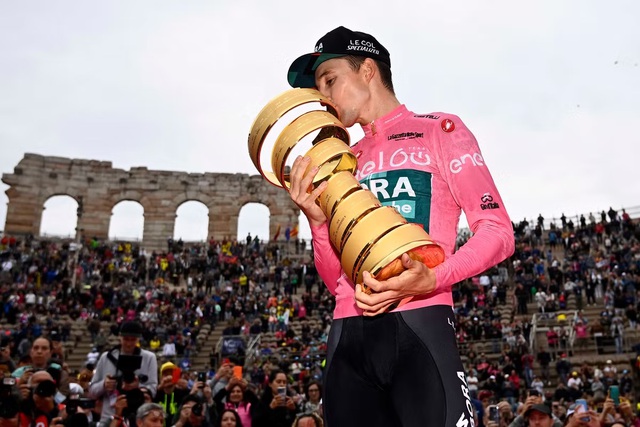 Jai Hindley becomes the first Australian cyclist to win Giro DItalia - Photo 1.