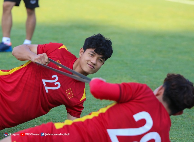 The U23 Vietnam team practiced for the first time at Tashkent, preparing for the opening match at the 2022 AFC U23 Championship - Photo 2.