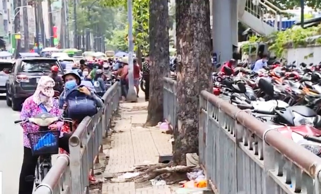 Vỉa hè TP Hồ Chí Minh tiếp tục bị lấn chiếm làm bãi giữ xe - Ảnh 2.