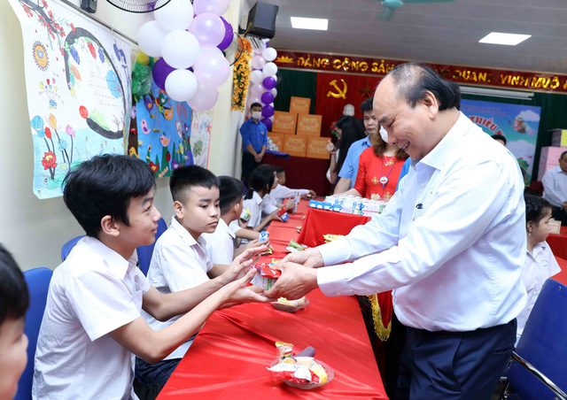 Chủ tịch nước Nguyễn Xuân Phúc thăm, tặng quà trẻ khuyết tật - Ảnh 1.
