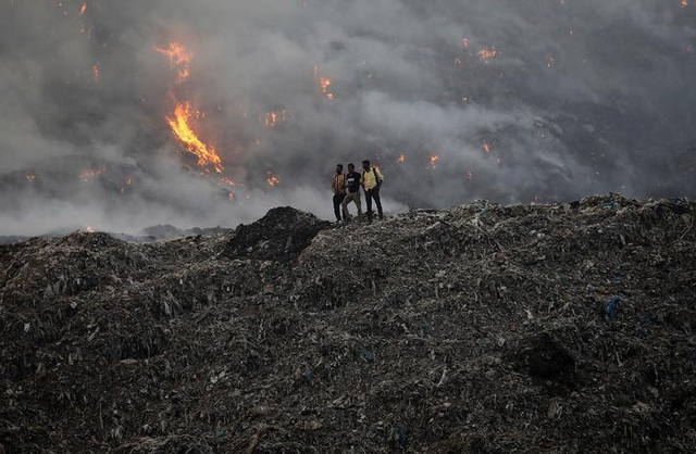 Huge landfill fire causes serious pollution in New Delhi, India - Photo 1.