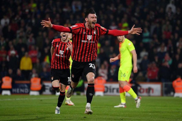 Winning the runner-up in the First Division, Bournemouth returned to the Premier League - Photo 1.