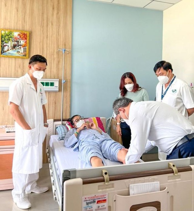 Le Tu Chinh successfully operated on the knee joint - Photo 1.