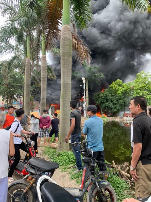 Kịp thời dập tắt đám cháy tại xưởng sản xuất khẩu trang ở Bắc Ninh - Ảnh 2.