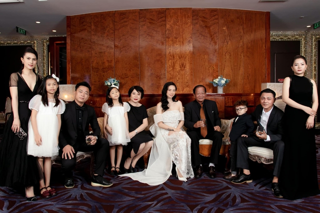 Bạn yêu thích nữ diễn viên Ngô Thanh Vân và đang muốn tìm hiểu về nền tảng cô ấy sử dụng để tổ chức đám cưới? Hãy xem hình ảnh này để khám phá những bí mật đằng sau đám cưới vô cùng ấn tượng và hoành tráng của cô ấy.