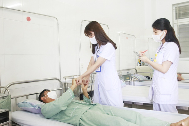 Nam bệnh nhân nhập viện nguy kịch do ngộ độc khí CO - Ảnh 2.