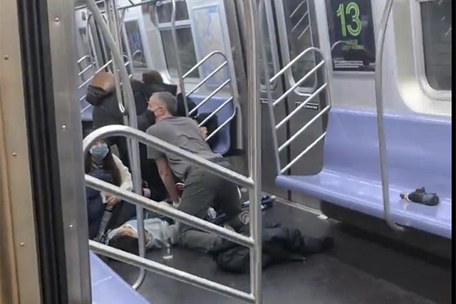Nghi phạm nổ súng trên tàu điện ngầm ở New York bị truy tố tội khủng bố - Ảnh 1.