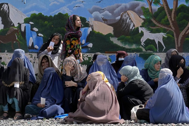 The Taliban requires Afghan women to be covered from head to toe - Photo 1.