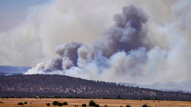 Gió mạnh chưa từng có dự kiến sẽ thổi bùng lửa cháy rừng tại bang New Mexico, Mỹ - Ảnh 1.
