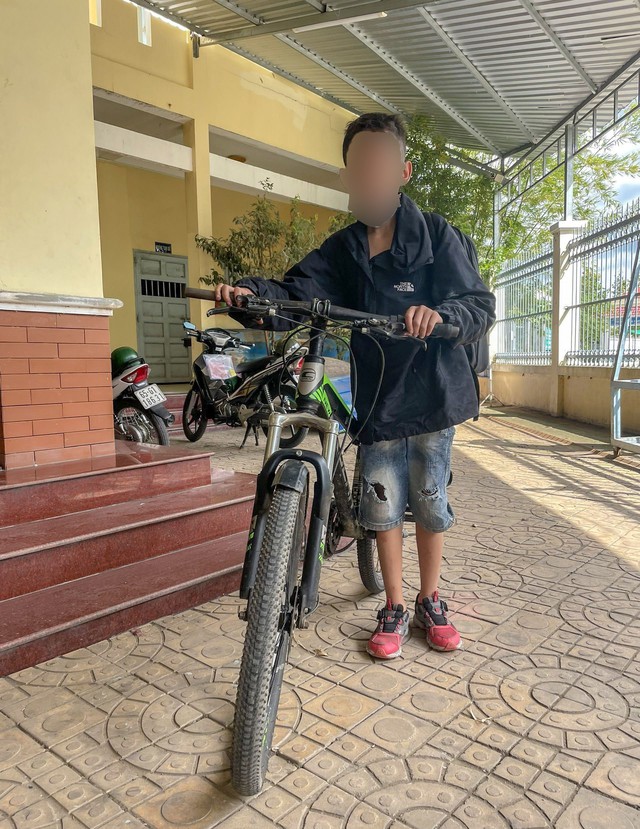 Bé trai 13 tuổi đạp xe từ TP Hồ Chí Minh xuống Cần Thơ… thăm bạn gái - Ảnh 1.