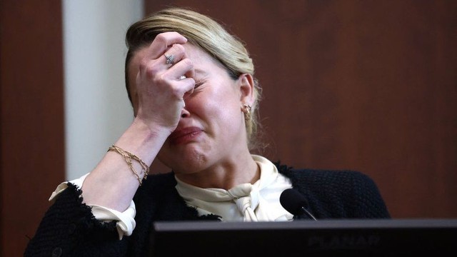 Amber Heard bị chỉ trích giả vờ khóc trên tòa - Ảnh 2.