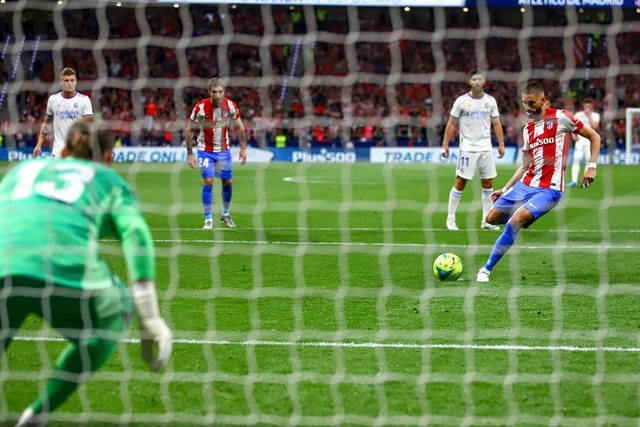 Carrasco ấn định chiến thắng cho Atletico trong trận derby với Real Madrid - Ảnh 2.