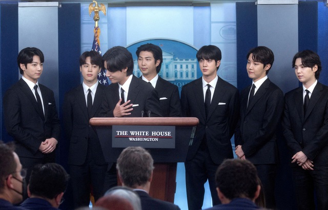 Ban nhạc BTS gặp Tổng thống Mỹ bàn về nạn thù hận người gốc Á - Ảnh 1.