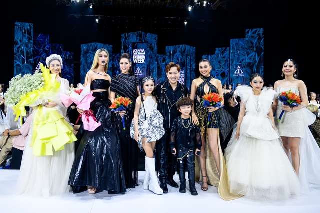 The child model confidently catwalks on the catwalk with supermodel Thanh Hang and Miss Khanh Van - Photo 3.