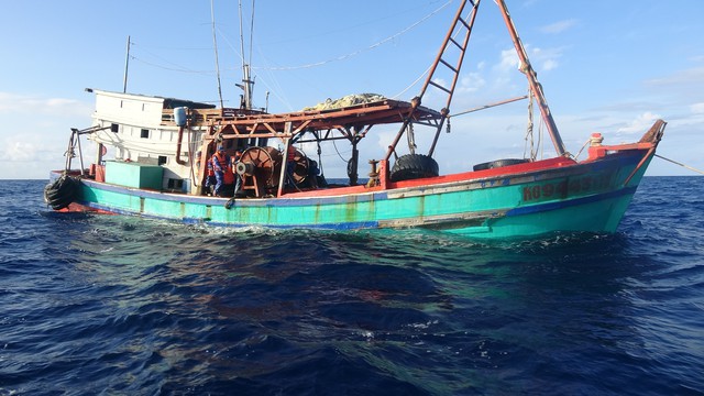 Kiên Giang: Bắt tàu cá cung cấp dầu DO lậu trên biển - Ảnh 1.