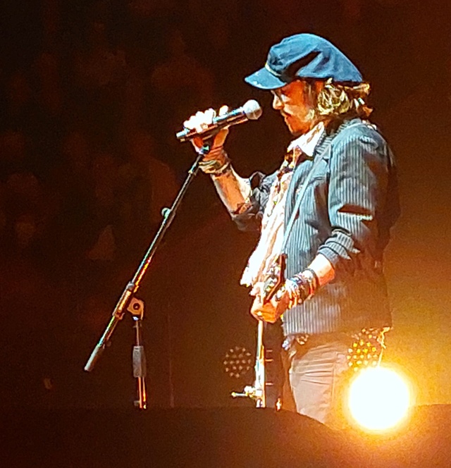 Johnny Depp biểu diễn lần nữa tại Anh sau phiên tòa với Amber Heard - Ảnh 1.