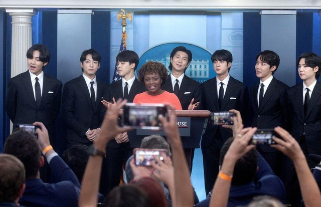 Ban nhạc BTS gặp Tổng thống Mỹ bàn về nạn thù hận người gốc Á - Ảnh 2.