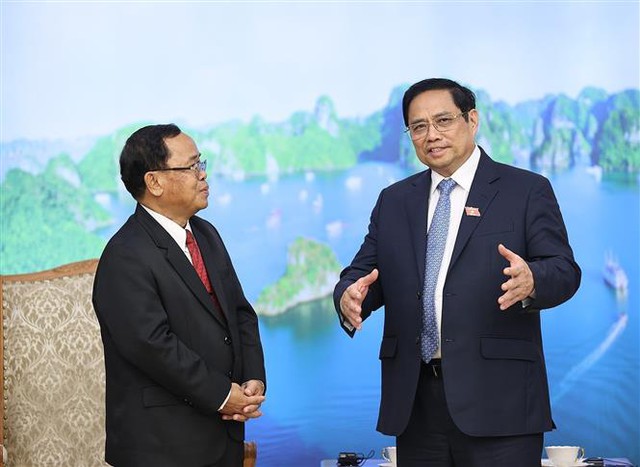 Thủ tướng: Trong bất kỳ hoàn cảnh nào, Việt Nam luôn đặc biệt coi trọng hợp tác với Lào - Ảnh 1.