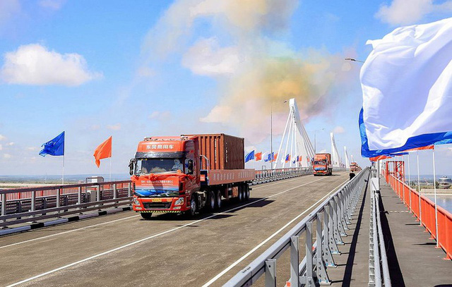 Khánh thành cầu đường bộ đầu tiên giữa Nga và Trung Quốc - Ảnh 2.