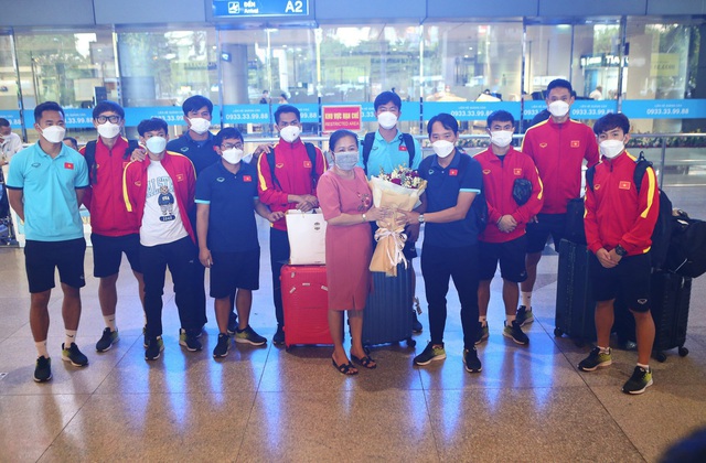 Nhóm đầu tiên của đội tuyển U23 Việt Nam về nước an toàn - Ảnh 1.
