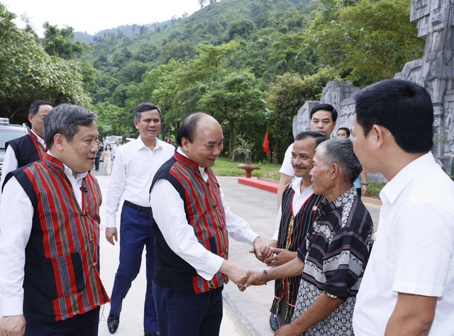 Chủ tịch nước Nguyễn Xuân Phúc thăm đồng bào dân tộc ít người - Ảnh 1.