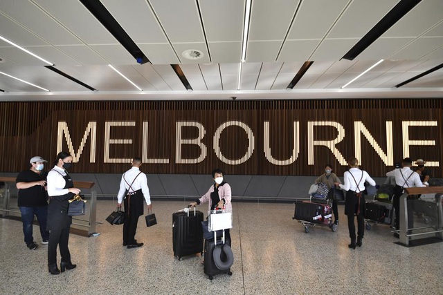 Australia dỡ bỏ quy định phải đeo khẩu trang tại các nhà ga sân bay - Ảnh 1.