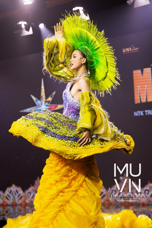 Cận cảnh trang phục dân tộc đoạt giải Nhất tại Hoa hậu Hoàn vũ Việt Nam 2022 - Ảnh 22.