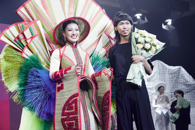 Cận cảnh trang phục dân tộc đoạt giải Nhất tại Hoa hậu Hoàn vũ Việt Nam 2022 - Ảnh 5.