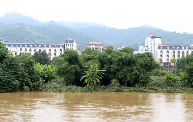 Xuất hiện lũ lớn trên sông Hồng đoạn chảy qua thành phố Lào Cai - Ảnh 1.