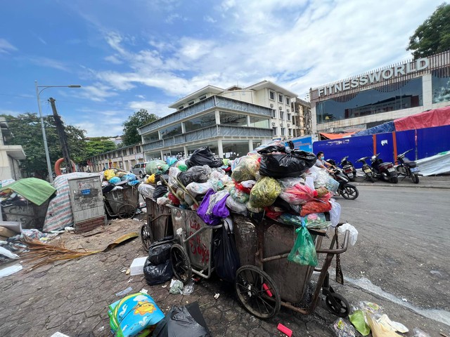 Nội thành Hà Nội tái diễn cảnh ngập ngụa mùi hôi vì tắc rác - Ảnh 6.