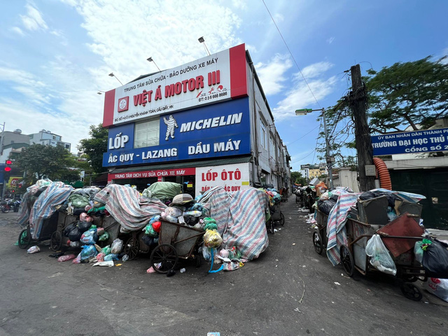 Nội thành Hà Nội tái diễn cảnh ngập ngụa mùi hôi vì tắc rác - Ảnh 8.