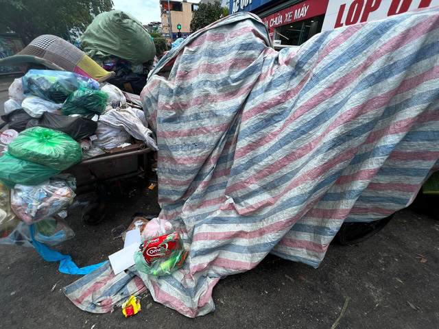 Nội thành Hà Nội tái diễn cảnh ngập ngụa mùi hôi vì tắc rác - Ảnh 7.