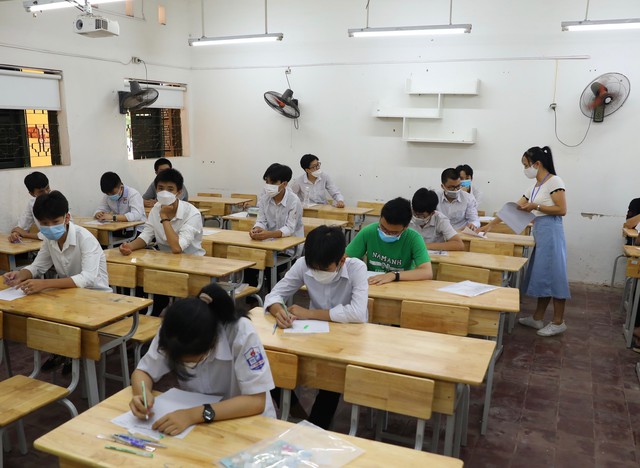 Hà Nội bắt đầu thi môn đầu tiên tại kỳ thi vào lớp 10 THPT năm học 2022-2023 - Ảnh 11.